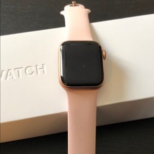 Apple Watch Series 4 40mm (chip in screen)
